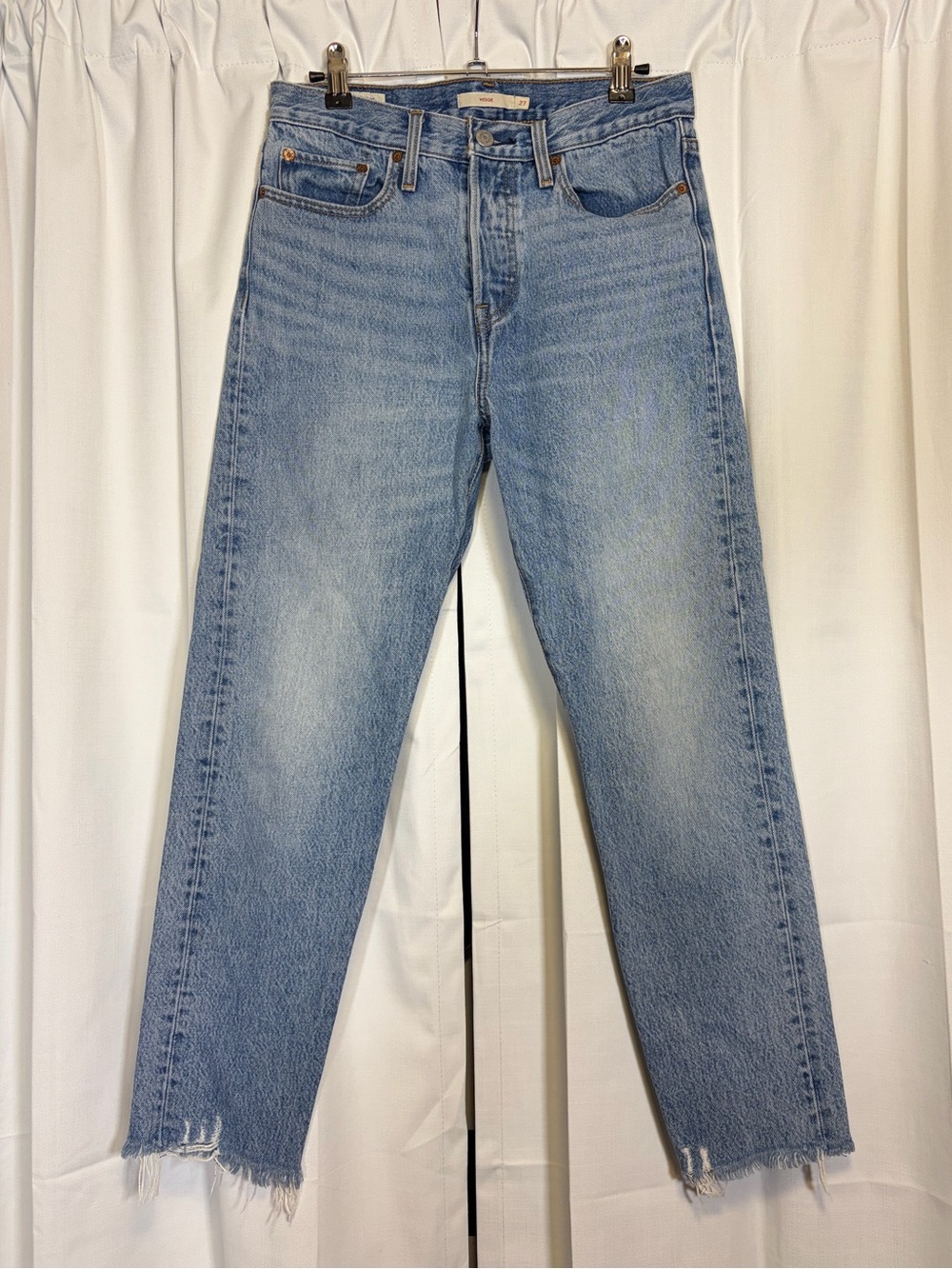 Levi’s Wedgie Light Wash High Rise Straight Leg Jean. Size 27. Retail $110